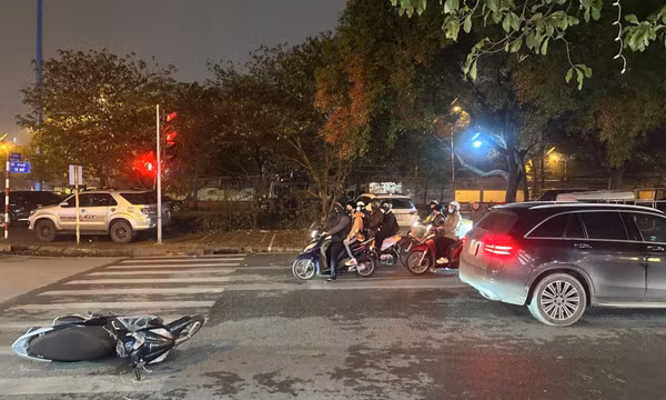 Công an Hà Nội đang xác minh vụ lái xe ô tô cố tình đâm xe máy tại quận Cầu Giấy