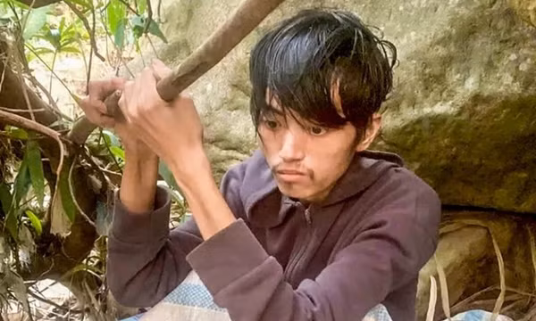 Một thanh niên lẩn trốn đến kiệt sức khi bị phát hiện dùng giấy tờ giả tránh nghĩa vụ quân sự