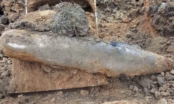 Nghệ An: Bom gần 350 kg nằm dưới nền sân bóng 