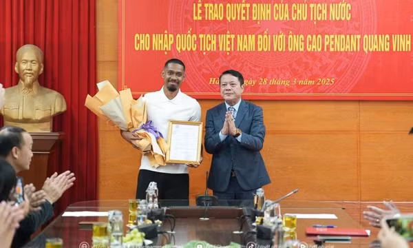 Cầu thủ Cao Pendant Quang Vinh chính thức trở thành công dân Việt Nam
