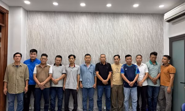 Bắt nhóm bảo vệ bảo kê xe quá tải ở TPHCM