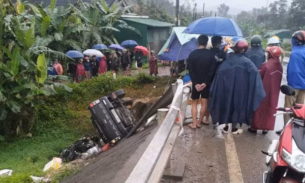 Xe máy va chạm ôtô bán tải, 3 người thương vong