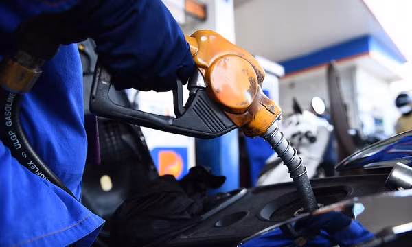 Giá xăng RON 95 xuống dưới 20.500 đồng