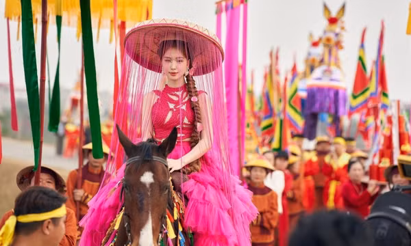 Thấy gì khi 'Bắc Bling' vượt MV của Lisa?