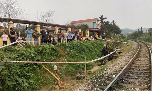 Yên Bái: Va chạm giữa tàu hỏa và công nông, một người tử vong