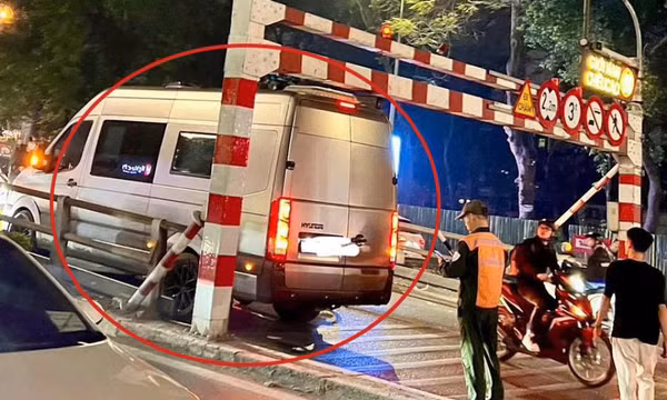 Ôtô lại mắc kẹt trên cầu vượt Thái Hà