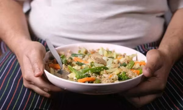 Tác hại của thói quen ăn vặt đêm khuya