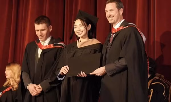 Những điều khó hiểu ở văn bằng thạc sĩ của hoa hậu Thùy Tiên