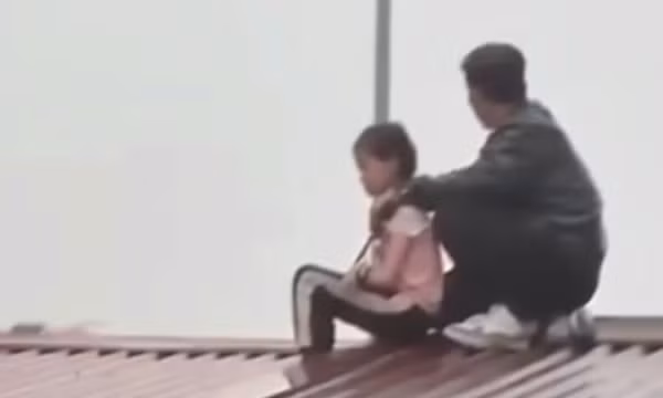 Giải cứu bé gái 9 tuổi bị gã đàn ông dùng dao khống chế, bắt làm con tin