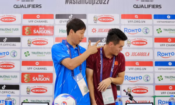 HLV Kim Sang-sik: 'Tiến Linh sẽ thay thế tốt Xuân Son'