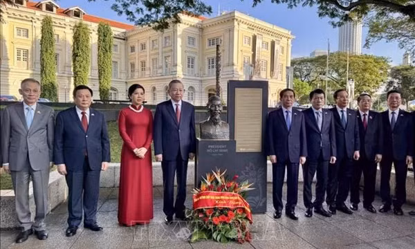 Tổng Bí thư Tô Lâm dâng hoa tưởng niệm Chủ tịch Hồ Chí Minh tại Bảo tàng Văn minh châu Á ở Singapore