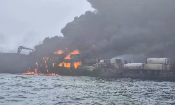 Tàu hàng chở hóa chất natri xyanua cực độc bị va chạm ngoài khơi nước Anh