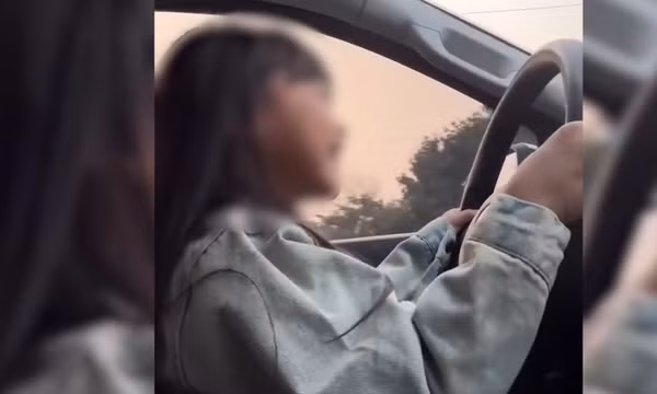 Xôn xao clip bố giao vô lăng ô tô cho bé gái cầm lái, chạy 60km/h