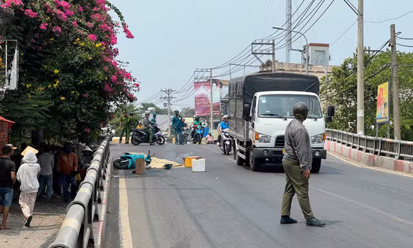 TP.HCM: Tài xế xe ôm công nghệ bị xe container cán tử vong