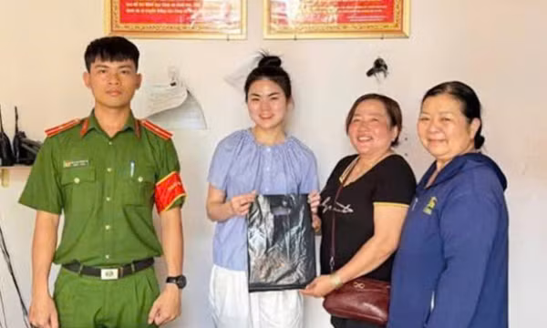 Hai người bán bánh mì trả lại 100 triệu đồng nhặt được