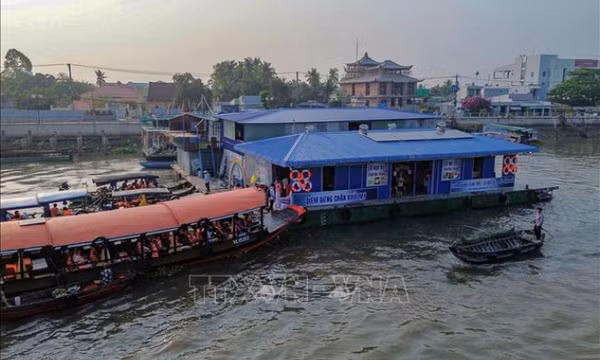 Nhà bè nơi 4 du khách rơi xuống sông vẫn hoạt động dù bị đình chỉ 