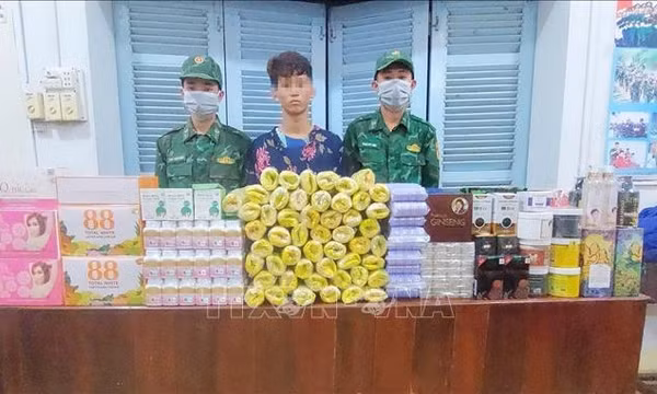 Bắt đối tượng vận chuyển mỹ phẩm, thuốc tân dược trái phép qua biên giới