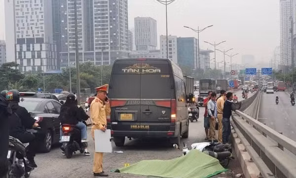 Hà Nội: Nữ tài xế xe máy tử vong tại chỗ sau va chạm với xe limousine