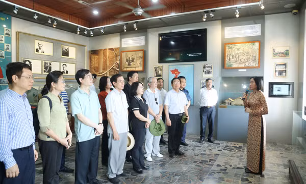 Đoàn đại biểu tỉnh Quảng Ninh tham quan Bảo tàng Hồ Chí Minh và Khu di tích lịch sử Địa đạo Củ Chi