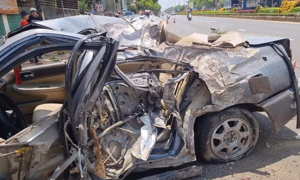 Ô tô tông và lộn nhiều vòng, 2 người hất văng khỏi xe: Tài xế có nồng độ cồn cao ngất ngưởng
