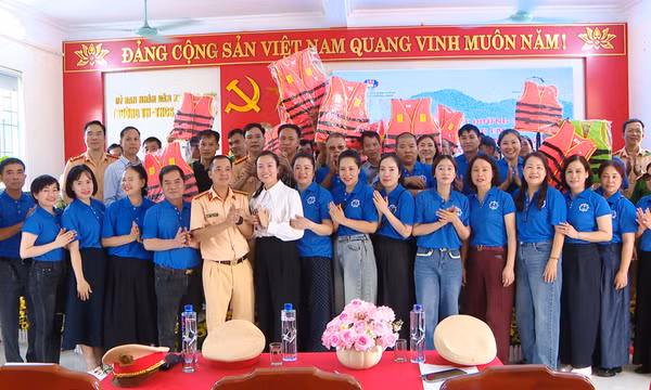 Tuyên truyền ATGT và tặng quà nhân dân xã đảo Vĩnh Thực