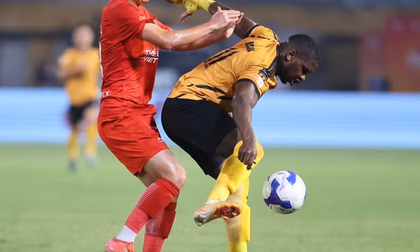 V-League căng thẳng vì trọng tài và nhiều tình huống tranh cãi