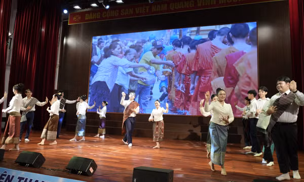 Đại học Hạ Long tổ chức Tết Bunpimay 2026 cho sinh viên Lào