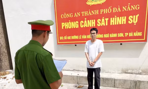 Bắt nam thanh niên dùng video nhạy cảm để 'bán' người yêu cũ cho những đàn ông khác