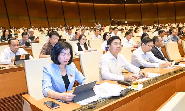 Đẩy mạnh phân quyền, giảm thủ tục công chứng cho người dân