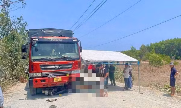 Xe máy nằm dưới gầm xe ben sau va chạm trực diện, 1 người tử vong