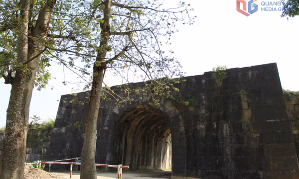 Tĩnh lặng thành nhà Hồ
