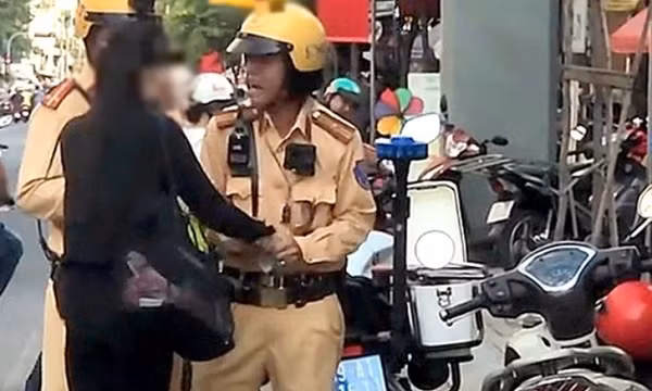 Cô gái giật biên bản, hô hoán bị 'cảnh sát giao thông đánh' ở TP.HCM
