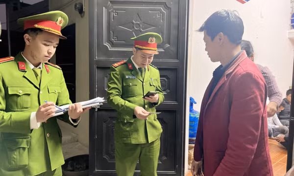  Công an Quảng Ninh: Tận tay hướng dẫn, tận tình hỗ trợ người dân