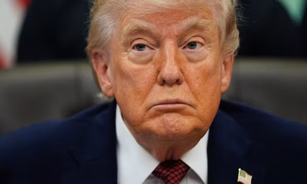 Tổng thống Donald Trump ký gia hạn chương trình giám sát gây tranh cãi
