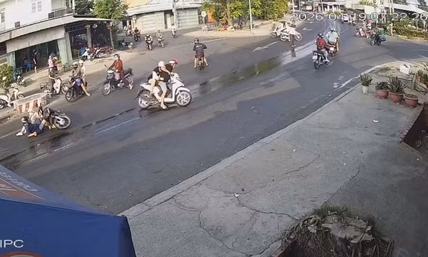 Xe tải làm đổ mỡ kéo dài trên đường khiến nhiều người đi xe máy bị trượt ngã