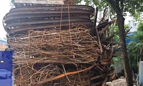 Xử phạt tài xế chở sắt thép vượt quá chiều cao, từ nguồn tin báo