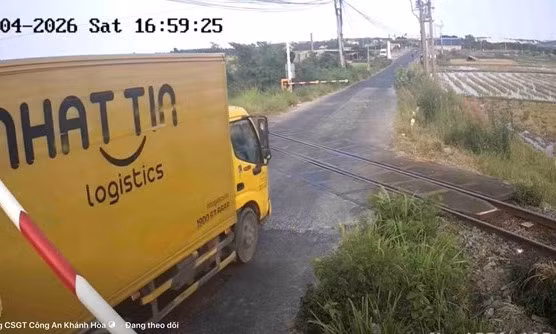Xe container, xe thư báo liều lĩnh vượt rào chắn đường sắt ở Khánh Hòa