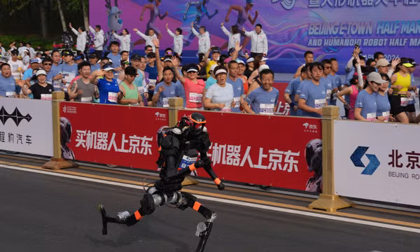 Robot phá kỷ lục bán marathon của con người tại Bắc Kinh