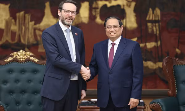 Thủ tướng Phạm Minh Chính tiếp Đại sứ Anh Iain Frew