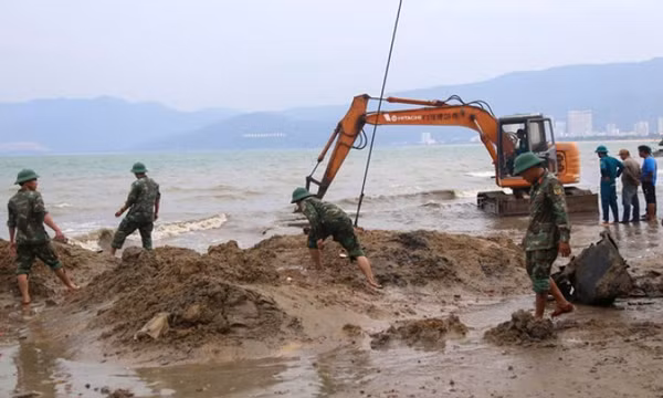 Trục vớt xác xe tăng trồi lên bãi biển Quy Nhơn, phát hiện nhiều súng đạn