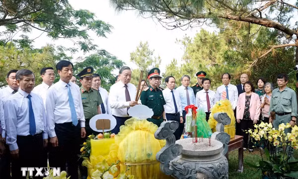 Tổng Bí thư, Chủ tịch nước Tô Lâm dâng hương tưởng niệm Đại tướng Võ Nguyên Giáp