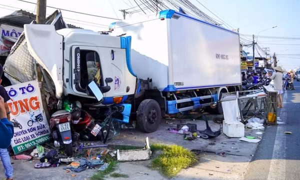 Xe tải mất lái tông liên hoàn nhiều xe máy trên quốc lộ 1, tài xế bất tỉnh