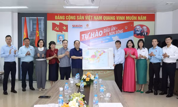 Lễ trao tặng bản đồ Việt Nam và bản đồ tỉnh Quảng Ninh