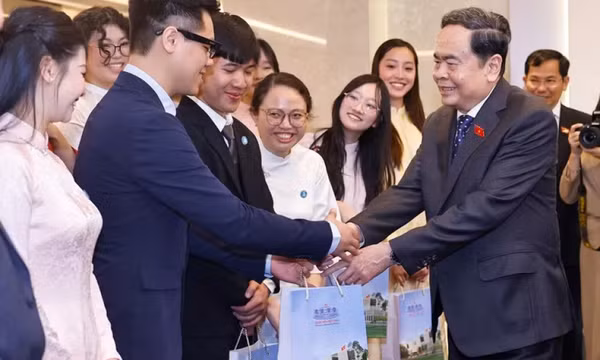 Chủ tịch Quốc hội Trần Thanh Mẫn gặp Hội sinh viên và các lưu học sinh tiêu biểu của Việt Nam tại Italia