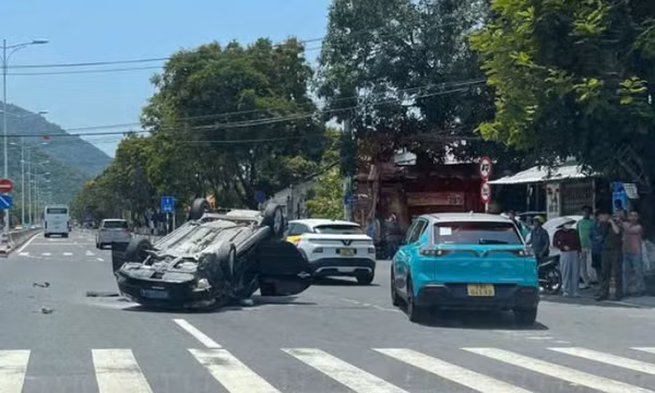 Xe ôtô biển xanh mất lái, lật ngửa trên đường phố Nha Trang