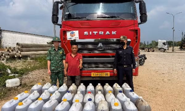 Độ chế két sắt dưới gầm xe đầu kéo để buôn lậu dầu qua cửa khẩu