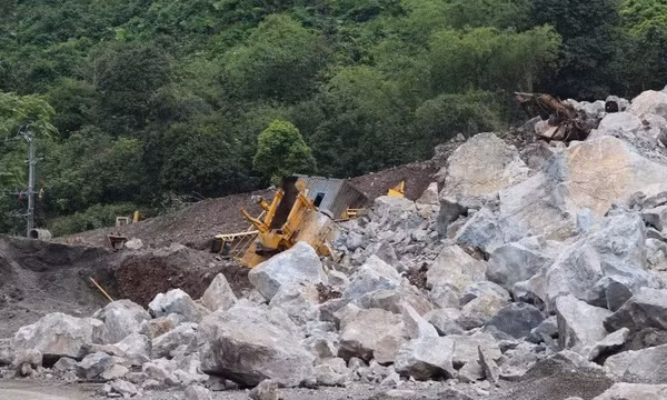 Mỏ đá tại Thái Nguyên bất ngờ sạt lở đè nát nhiều máy móc