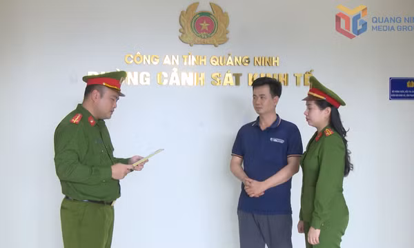 Bắt khẩn cấp đối tượng sản xuất gần 1.000 lít giấm giả