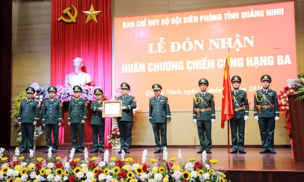 Đồn Biên phòng cửa khẩu quốc tế Móng Cái vinh dự được tặng thưởng Huân chương Chiến công hạng Ba