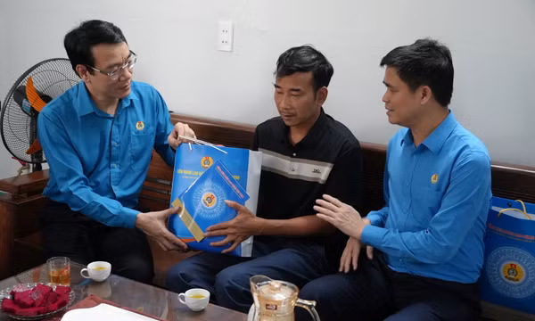 Lãnh đạo Tổng LĐLĐ Việt Nam thăm hỏi, tặng quà gia đình công nhân bị tai nạn lao động